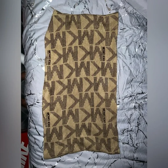 Micheal Kors MK Logo Infinity Scarf - Picture 3 of 5